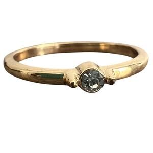 Simple dainty gold ring band with clear rhinestone jewel - size 7